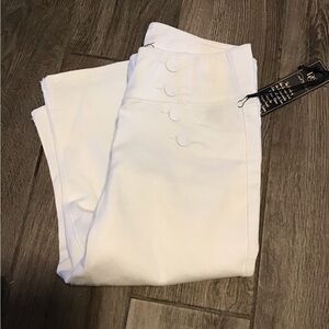 NWT! DG2 by Diane Gilman White High-Waist Capri’s